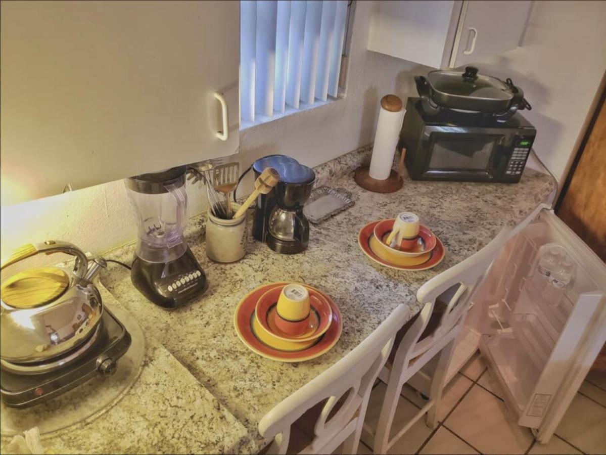 Cozy Queen Bed Studio With 60 Inch Smart Tv, Netflix, Airplay, Mini-Fridge, And 500 Mbps Wifi Near Fiu, Dolphin Mall, Airport Miami Luaran gambar