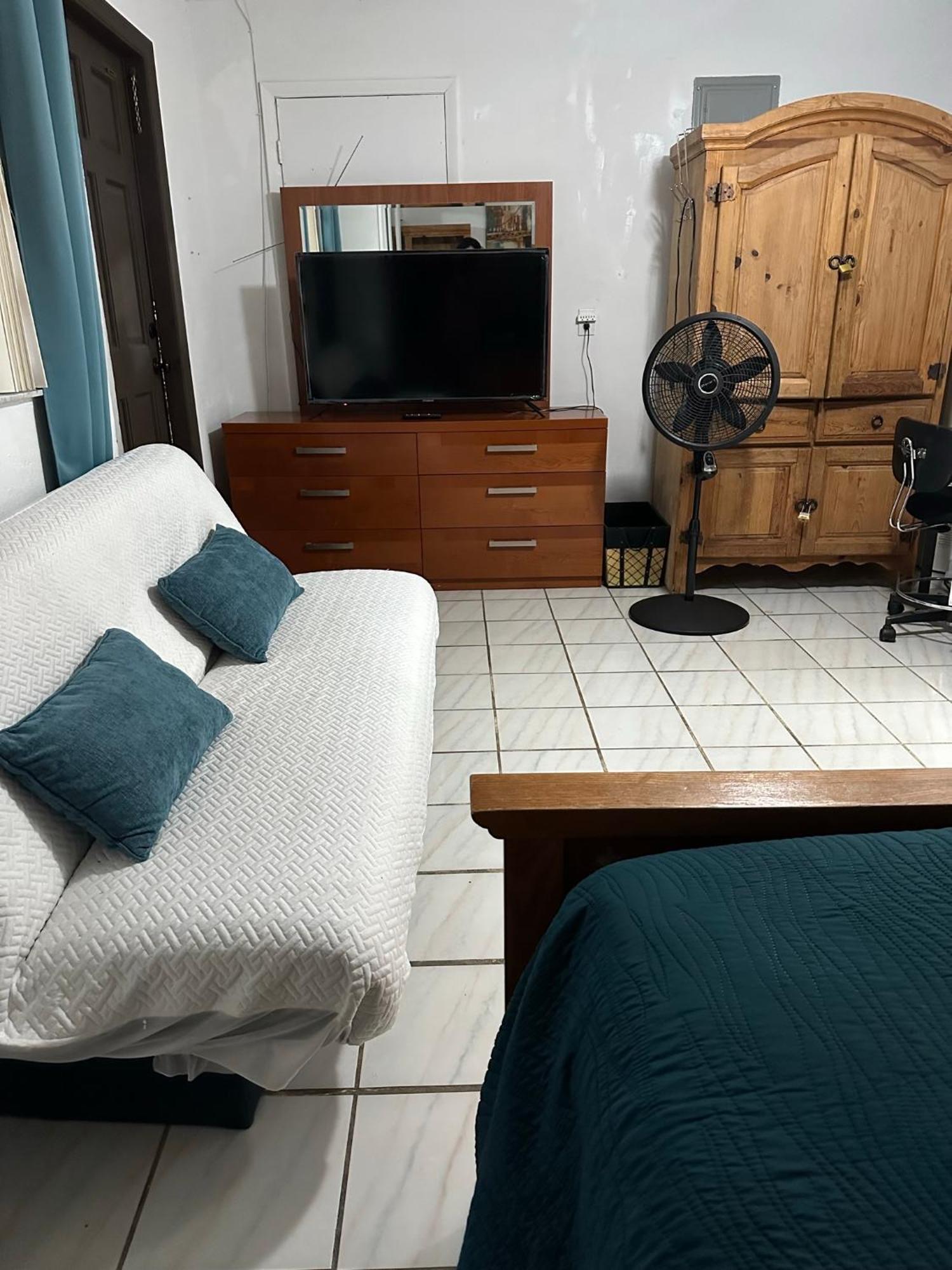 Cozy Queen Bed Studio With 60 Inch Smart Tv, Netflix, Airplay, Mini-Fridge, And 500 Mbps Wifi Near Fiu, Dolphin Mall, Airport Miami Luaran gambar